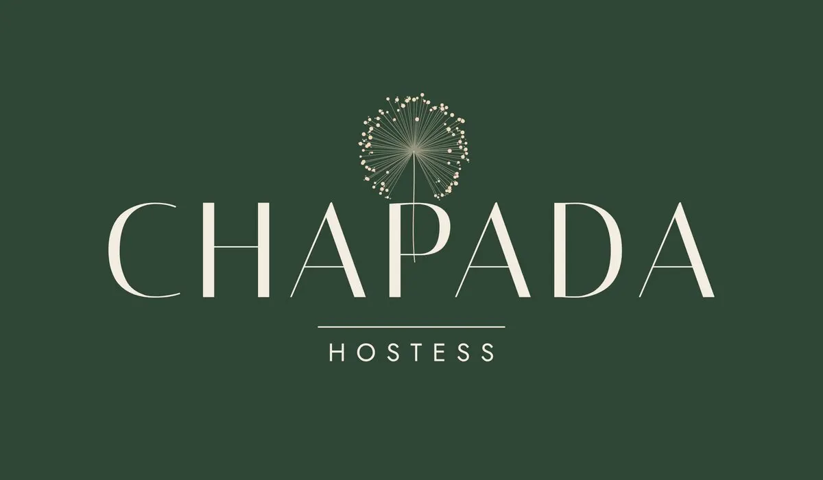 Logo da Chapada Hostess sobre verde mata